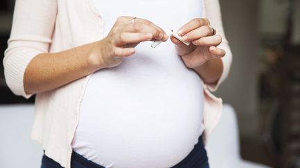 &nbsp;Le placenta conserverait la mémoire de l'exposition au tabac de femmes qui ont arrêté de fumer quelques semaines avant leur grossesse&nbsp;(illustration) (SIGRID OLSSON / MAXPPP)