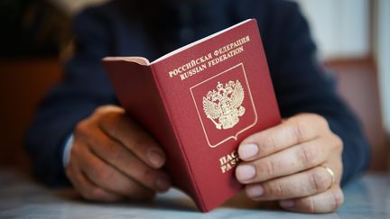 Un citoyen russe montrant son passeport, le 26 septembre 2022. (THIBAULT SAVARY / LE PICTORIUM / MAXPPP)