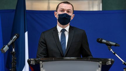 Le ministre des Comptes publics Olivier Dussopt lors d'un discours à l'aéroport Charles-de-Gaulle, le 22 février 2021 à Roissy (Val-d'Oise). (BERTRAND GUAY / AFP)