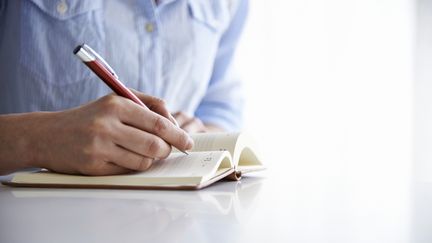 L'écriture inclusive propose une grammaire et une typographie particulière pour ne plus invisibiliser les femmes dans la langue française. (GIANNI DILIBERTO / CAIAIMAGE / GETTY)