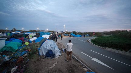 &nbsp; (Environ 6.000 migrants, venus principalement d'Afrique de l'Est, du Moyen-Orient et d'Afghanistan, et qui veulent rejoindre l'Angleterre, sont regroupés dans le camp de la "Jungle" de Calais © Maxppp)