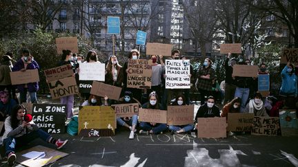 1er mars 2021 : sit-in devant les locaux du Cours Florent à Paris contre les violences sexistes et sexuelles et les discriminations dans les écoles de spectacle vivant. (NOEMIE COISSAC / HANS LUCAS)