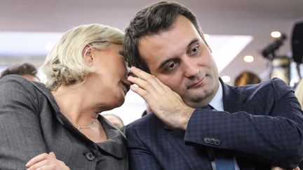 Marine Le Pen parle en privé à Florian Philippot, pendant la convention du Front national à Paris, le 14 novembre 2016. (CECILE CHEVALLIER / SIPA)