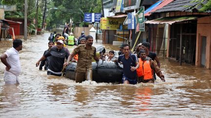 Des secouristes évacuent des sinistrés à Aluva dans l'Etat du Kerala, le 18 août 2018.&nbsp; (SIVARAM V / REUTERS)