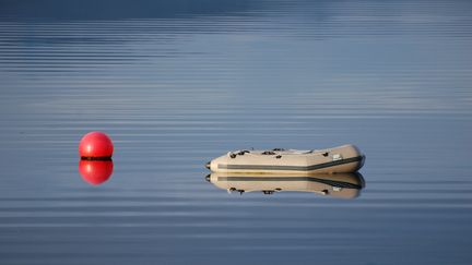 A Vannes (Morbihan), les policiers ont d&eacute;couvert un jeune homme ivre en train de pratiquer un massage cardiaque sur un bateau pneumatique roul&eacute; en boule, rapporte Le T&eacute;l&eacute;gramme, dimanche 29 mars 2015.&nbsp; (RS PICTURES / MOMENT OPEN / GETTY IMAGES )