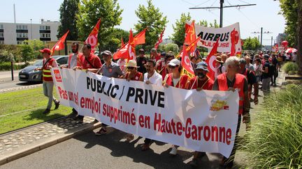 Des salariés du secteur aéronautique manifestent à Blagnac (Haute-Garonne) contre les plans sociaux chez Airbus et ses sous-traitants, le 9 juillet 2020. (MATHILDE GOUPIL / FRANCEINFO)