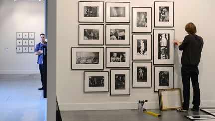 Les exposants finalisent l'installation leurs photos à Paris Photo Los Angeles 
 (FREDERIC J. BROWN / AFP)
