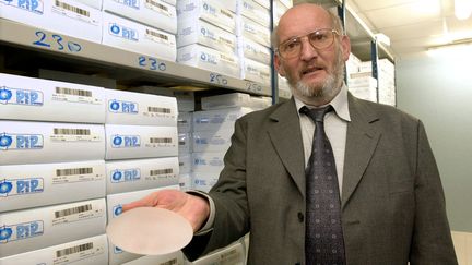 Jean-Claude Mas, pr&eacute;sident de la soci&eacute;t&eacute; Poly Implants Proth&egrave;ses, pr&eacute;sente une proth&egrave;se mammaire &agrave; base de gel de silicone fabriqu&eacute;e par sa soci&eacute;t&eacute;, &agrave; la Seyne-sur-Mer (Var), le 17 janvier 2001. (ERIC ESTRADE / AFP)