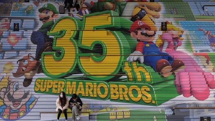 Une publicité Super Mario Bros sur les marches d'un escalier à Séoul en Corée, le sept décembre 2020 (ED JONES / AFP)