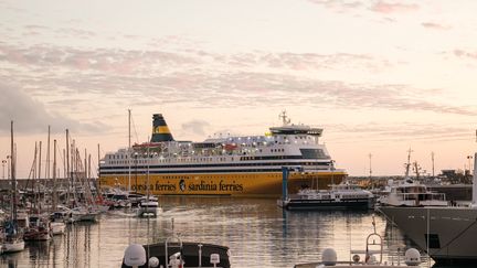 Un bateau de la compagnie Corsica Ferries,&nbsp;dans le port de Nice, le 11 mai 2020. (JEAN-BAPTISTE PREMAT / HANS LUCAS)