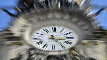 Un horloge à Nantes (Loire-Atlantique), le 26 mars 2017. (LOIC VENANCE / AFP)