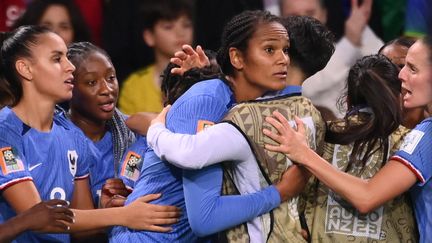 La joueuse des Bleues Wendie Renard lors d'un match de Coupe du monde face au Brésil, le 29 juillet 2023. (FRANCK FIFE / AFP)