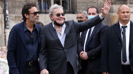 Alain Delon et son fils Anthony à la cérémonie funéraire de Jean-Paul Belmondo à l'église Saint-Germain-des-Prés à Paris, le 10 septembre 2021. (THOMAS COEX / AFP)