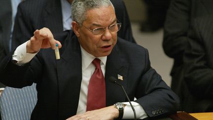 Le secrétaire d'Etat américain Colin Powell plaide&nbsp;pour une intervention militaire en Irak&nbsp;devant le Conseil de sécurité de l'ONU à New York (Etats-Unis), le 5 février 2003. (TIMOTHY A. CLARY / AFP)