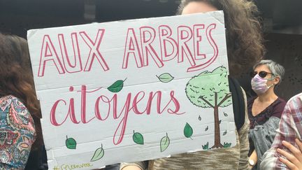 Une pancarte lors de la manifestation pour une "vraie loi climat" le 9 mai 2021 à Rennes (Ille-et-Vilaine). Photo d'illustration. (MAXIME GLORIEUX / FRANCE-BLEU ARMORIQUE)