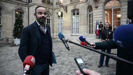 Le Premier ministre Edouard Philippe dans la cour de l'hôtel Matignon lors du séminaire gouvernemental du 1er décembre 2019 (PHILIPPE LOPEZ / AFP)