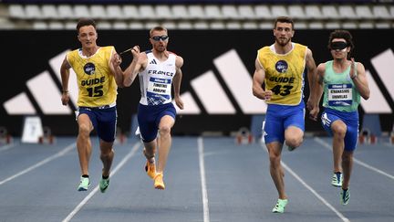 Le Français Timothée Adolphe et son guide Charles Renard remportent le bronze lors de la finale du 100m T11, lors des Mondiaux de para-athlétisme, au Stade Charléty de Paris, le 15 juillet 2023. (HERVIO JEAN-MARIE / AFP)