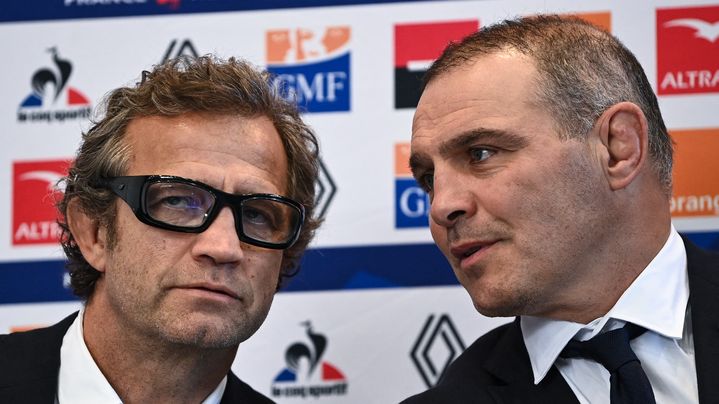 Le sélectionneur du XV de France Fabien Galthié, à gauche, et le manager général des Bleus Raphaël Ibañez, à droite, en marge d'une conférence de presse à Marcoussis (Essonne). (ANNE-CHRISTINE POUJOULAT / AFP)
