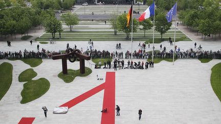 Journalistes et spectateurs attendent l'arriv&eacute;e de Fran&ccedil;ois Hollande &agrave; Berlin (Allemagne), le 15 mai 2012. (TOBIAS SCHWARZ / REUTERS)