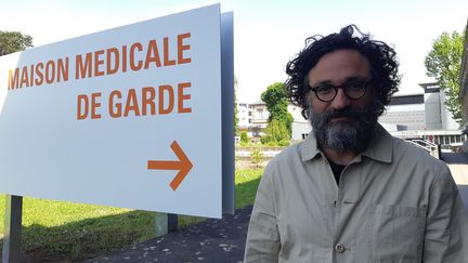 Le docteur Dan Sellam, président de SOS Médecins Strasbourg, le 8 mai 2022 devant la maison médicale de garde.
 (SOLENNE LE HEN / RADIO FRANCE)