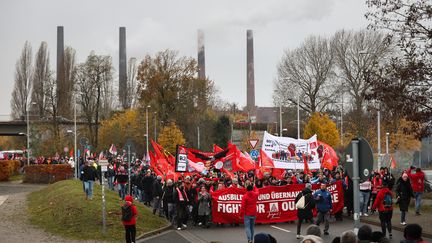 Manifestation d'employés de Volkswagen à l'appel du syndicat IG-Metall, à Wolfsburg (Allemagne) le 21 novembre 2024 (RONNY HARTMANN / AFP)