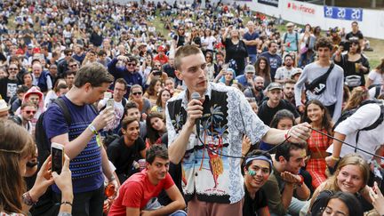 Le concert de Otzeki restera un des grands souvenirs de cette édition de Rock en Seine. Sur la scène de l'Industrie dimanche après-midi, Mike, le chanteur habité du duo londonien, a régulièrement quitté la scène pour s'immerger dans la foule, en tirant le fil de son micro.
 (Gilles Scarella / FTV)