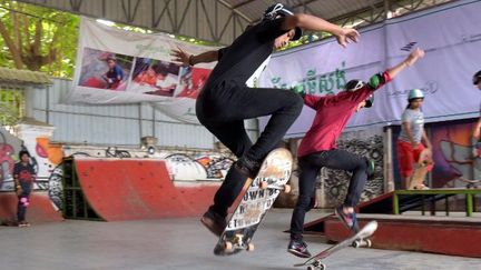 Au Cambodge, sur les rampes de skate évoluent autant de filles que de garçons, sous l'égide de l'ONG Skateistan. (TANG CHHIN SOTHY / AFP)