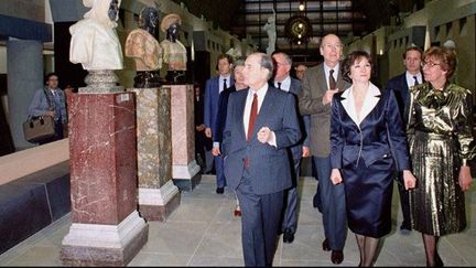 Gae Aulenti (à droite) inaugure le musée d&#039;Orsay qu&#039;elle a aménagé, en compagnie de François Mitterrand, Valéry Giscard d&#039;Estaing et Françoise Cachin (1er décembre 1986)
 (Derrick Ceyrac / AFP)