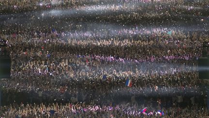 La "fan zone" de Paris, jeudi 7 juillet 2016, pendant la demi-finale de l'Euro entre la France et l'Allemagne.&nbsp; (GEOFFROY VAN DER HASSELT / AFP)