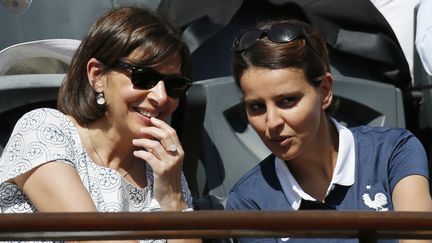 Najat Vallaud-Belkacem &agrave; Roland-Garros, le 7 juin 2014, en compagnie d'Anne Hidalgo, la maire de Paris. (PATRICK KOVARIK / AFP)