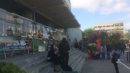 La faculté de Nanterre (Hauts-de-Seine) est bloquée, le 16 avril 2018. (DAVID LIVOIS / MAXPPP)