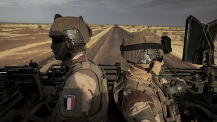 Des militaires français de l'opération Barkhane sur la route entre Gao (Mali) et Niamey (Niger), le 1er novembre 2019. (PHILIPPE DE POULPIQUET / MAXPPP)