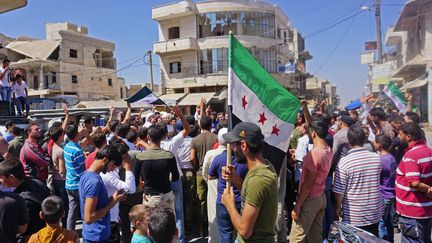 Manifestation de Syriens contre le régime de Bachar al-Assad à Idlib, vendredi 31 août. (MUHAMMAD HAJ KADOUR / AFP)