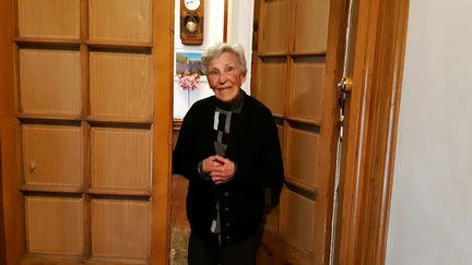 Elisa, âgée de 90 ans, sur le pas de sa porte, mardi 17 mars à Paris. Elle vit confinée, comme tous les Français. (BENJAMIN  ILLY / RADIO FRANCE)