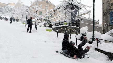 D'autres ont préféré la luge, malgré les rues pentues de Corte (Haute-Corse). (PASCAL POCHARD-CASABIANCA / AFP)