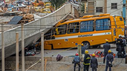 Les autorit&eacute;s sur le lieu de l'effondrement d'une passerelle, &agrave; Belo Horizonte (Br&eacute;sil), le 3 juillet 2014. (PEDRO DUARTE / AFP)