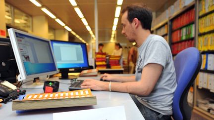 &nbsp; (Un stagiaire travaille devant un écran d'ordinateur dans une entreprise à Rennes (illustration) © Maxppp)