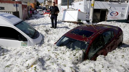 Un policier constate les dégâts, le 1er juillet 2019 à Guadalajara (Mexique). (ULISES RUIZ / AFP)