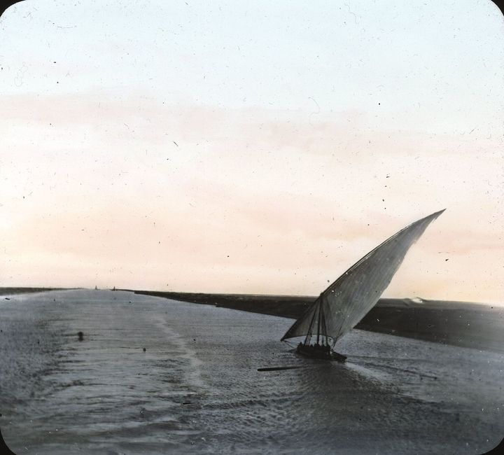 Le Canal de Suez au début du 20e siècle. La Convention de Consantinople de 1888 prévoit son ouverture et sa neutralité absolues. Elle sera violée pendant les guerre mondiales et pendant la crise de 1956.