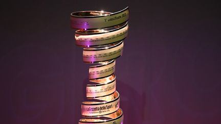 Le trophée du Tour d'Italie 2023, lors de la présentation du parcours du Giro, le 17 octobre 2022 à Milan (MARCO BERTORELLO / AFP)