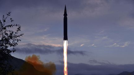 L'agence officielle nord-coréenne KCNA&nbsp;dévoile une image du missile&nbsp;hypersonique testé par le pays le 28 septembre 2021. (STR / KCNA VIA KNS / AFP)