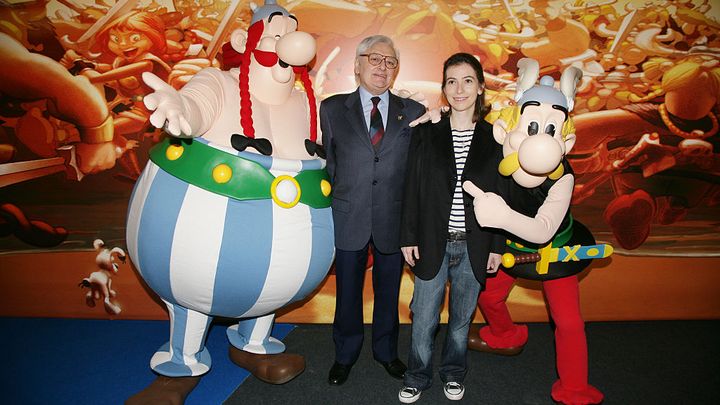 Obélix, Roger Carel (la voix d'Astérix), Anne Gosciny et Asterix au photocall du film "Astérix et les Vikings", le 16 mars 2006 à Paris. (STEPHANE CARDINALE - CORBIS / CORBIS ENTERTAINMENT GETTY IMAGES)