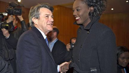 Rama Yade et Jean-Louis Borloo, à Paris, le 9 décembre 2010 (AFP PHOTO / BERTRAND LANGLOIS)