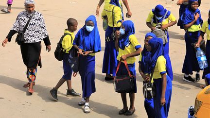 Le ministère de l’Education nationale ivoirien a demandé la fermeture des écoles sur le tout le territoire national depuis le 31 mars 2020. Mais pour sauver les cours, la ministre Kandia Camara a initié le projet "Ecole fermée, mais cahier ouvert." Depuis le 6 avril, SMS, radio, télé et des sites comme, www.ecole-ci.online sont utilisés pour assurer le suivi des cours.&nbsp; (THIERRY GOUEGNON / REUTERS)