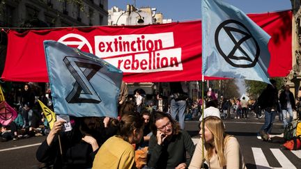 Des&nbsp;militants du mouvement&nbsp;Extinction&nbsp;Rebellion occupant le quartier Strasbourg-Saint-Denis, à Paris, le 16 avril 2022. (NICOLAS PORTNOI / HANS LUCAS / AFP)