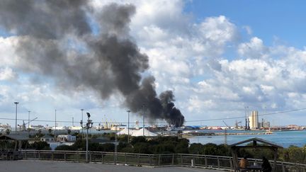 Le port maritime de Tripoli, en Libye, attaqué à la roquette par les forces du maréchal Haftar, le 18 février 2020. (AHMED ELUMAMI / X06767)