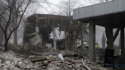 Des b&acirc;timents d&eacute;truits apr&egrave;s des affrontments entre les forces ukrainiennes et les s&eacute;paratistes pro-russes, pr&egrave;s de l'a&eacute;roport de&nbsp;Donetsk (Ukraine), le 20 janvier 2015. (ALEXANDER ERMOCHENKO / ANADOLU AGENCY / AFP)