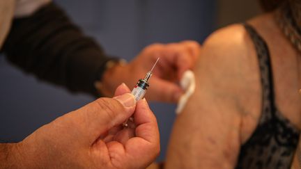 Une femme se fait vacciner contre la grippe, en décembre 2020.&nbsp; (STEPHANE LARTIGUE / MAXPPP)