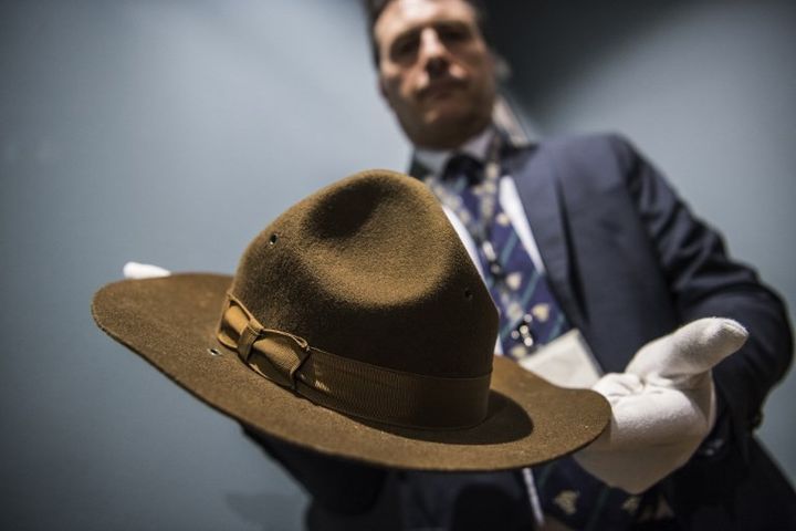 Le chapeau de feutre du Sergent Hartmann dans "Full Metal Jacket" de Staney Kubrick mis aux enchères en mars 2018 à Turin.
 (MARCO BERTORELLO / AFP)