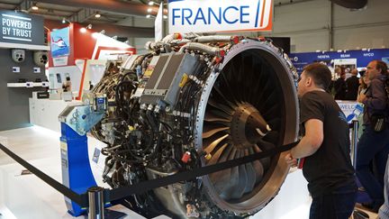 Un réacteur SaM 146 produit par Safran Aircraft Engines, industrie française, présenté à un salon aéronautique à Moscou (Russie). (ILIYA PITALEV / SPUTNIK)